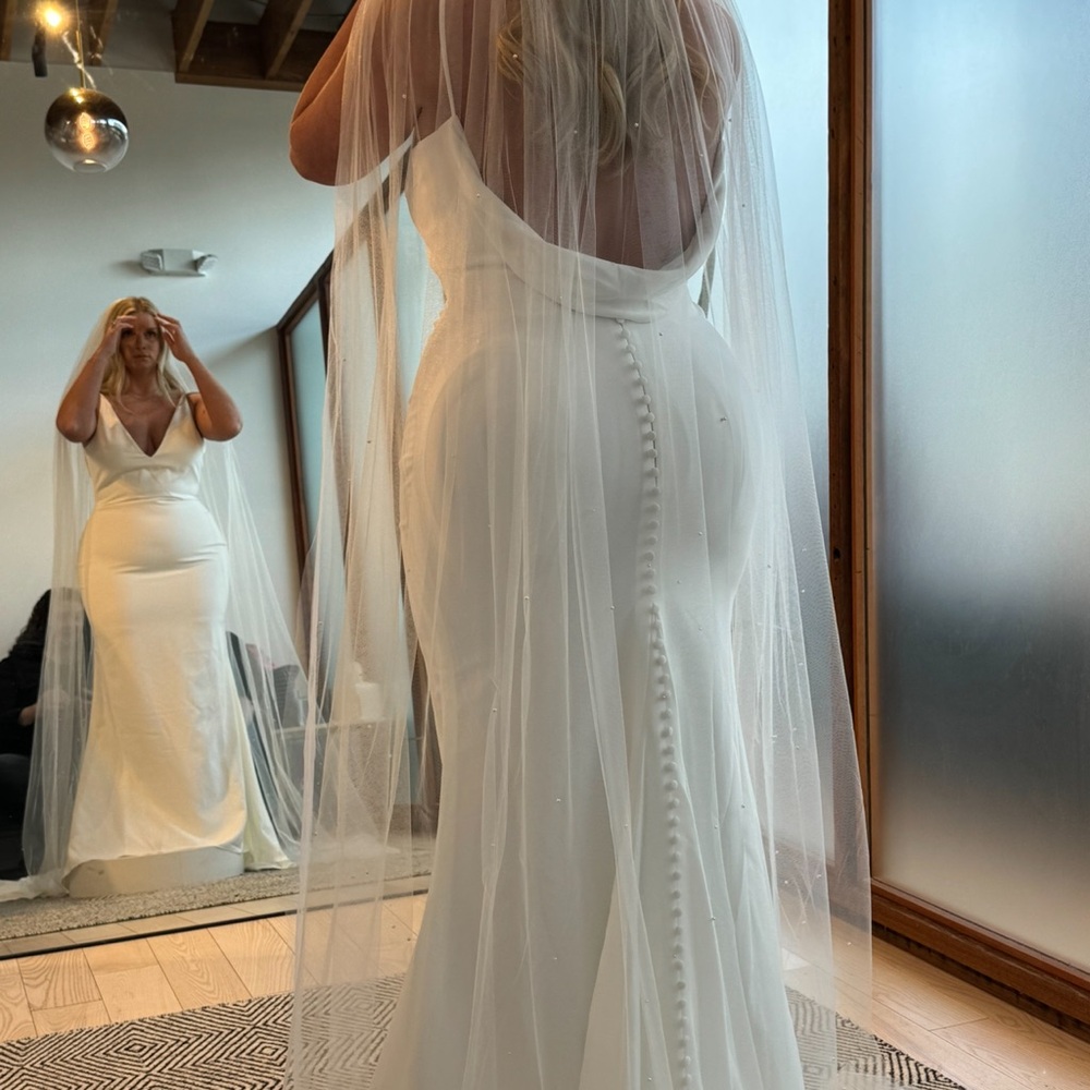 Veil. Sara Gabriel. Custom. Long. With pearls.
